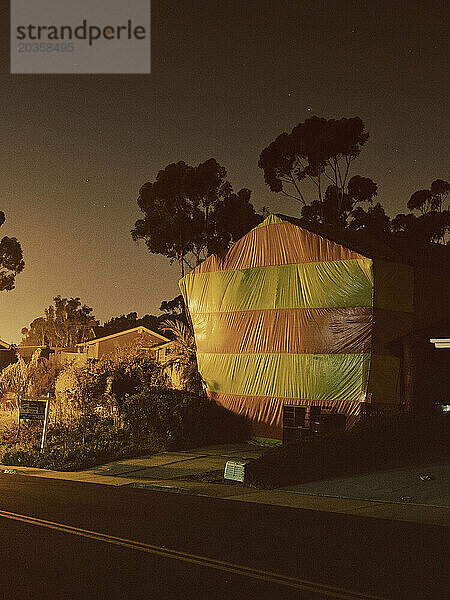 Ein nächtliches Haus in San Diego steht unter einem Zelt  da es innen begast wird  um einen Termitenbefall zu behandeln.