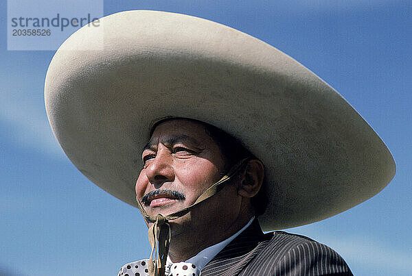 Ein Mann mit Sombrero  Kalifornien  USA.
