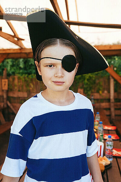 Ein Kind im Piratenkostüm  Geburtstag.