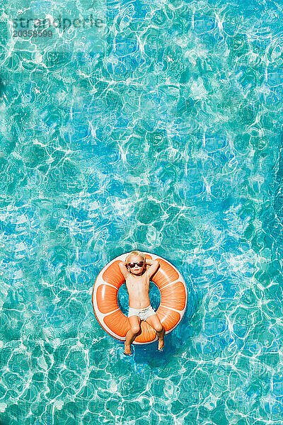 Drohnenantenne Cooles Kind orange Floaties Schwimmbad heißer Sommer