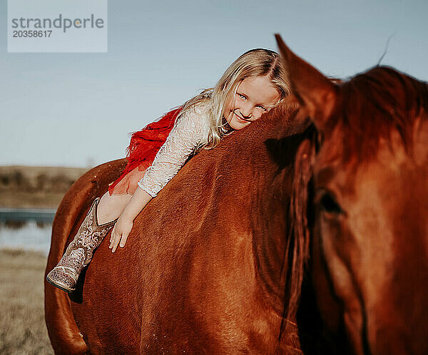 Blonder Charme: 4-jähriges Mädchen und ihr Pferd knüpfen eine unzerbrechliche Bindung!