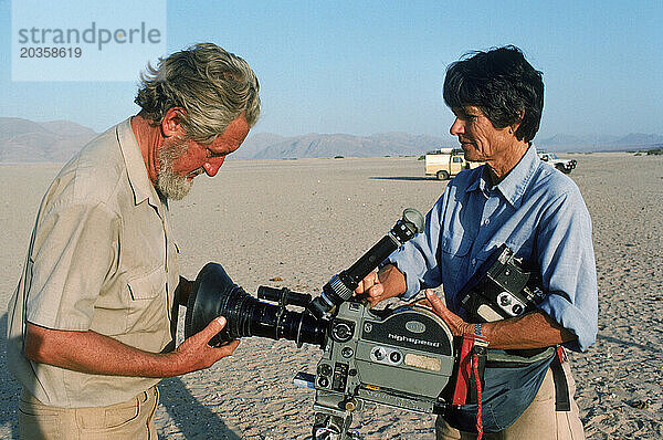Zwei Personen bereiten eine Filmkamera vor  Namibia.