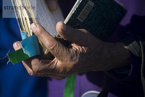 Ein Mann hält ein Gebetbuch während der Nino-Fidencio-Feierlichkeiten in Espinazo  Bundesstaat Nuevo León  Mexiko