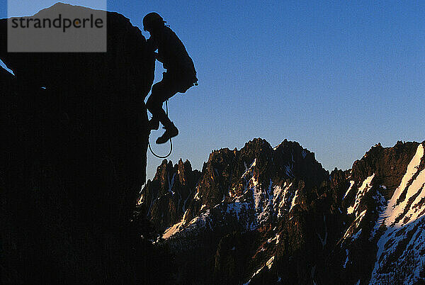 Eine Silhouette eines Mannes  der Klippen erklimmt  Washington  USA.