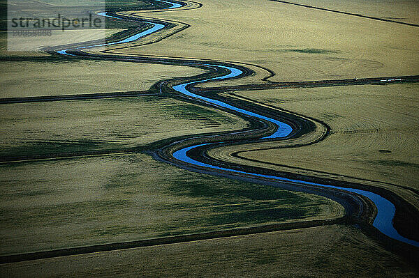 Luftaufnahme eines Bewässerungskanals im Bewässerungsbezirk Klamath Basin  Tule Lake  Lower Klamath Lake an der Grenze zwischen Oregon und Kalifornien.