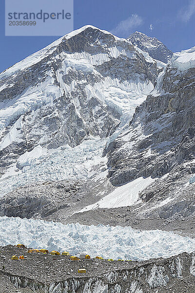 Zelte im Basislager (5364 Meter/17.598 Fuß) mit Gipfel des Everest darüber  Khumbu  Nepal