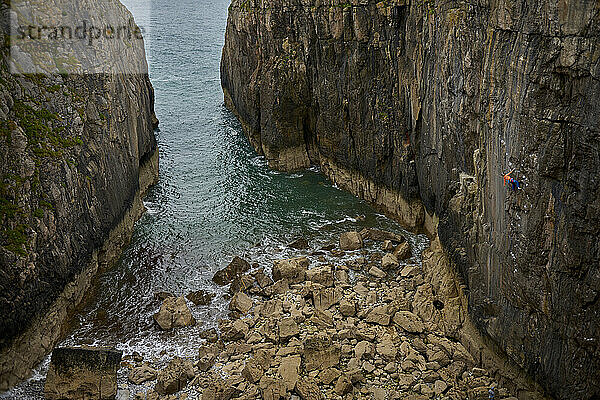 Kletterer klettern auf einer Klippe  Pembroke  Wales  Großbritannien