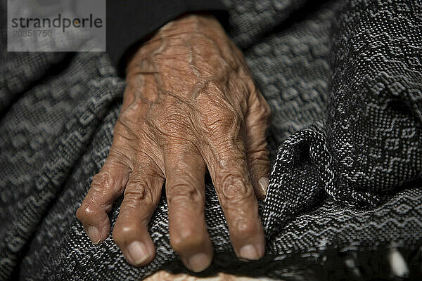 Die Hand einer älteren Frau im Altenheim Unserer Lieben Frau von Guadalupe  Mexiko-Stadt