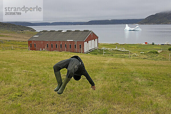 Ein Agrarstudent macht einen Flip an der landwirtschaftlichen Forschungsstation in Upernaviarsuk  Grönland.