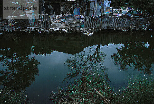 Ein Abwasserstrom im Hinterhof von Häusern in Reynosa  Mexiko.