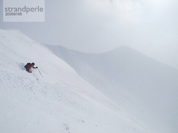 Ein Skifahrer fährt den Annapuri-Berg in Niseko  Japan  hinunter.