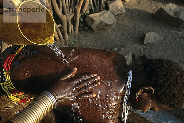 Eine Frau badet eine Person  Äthiopien  Afrika