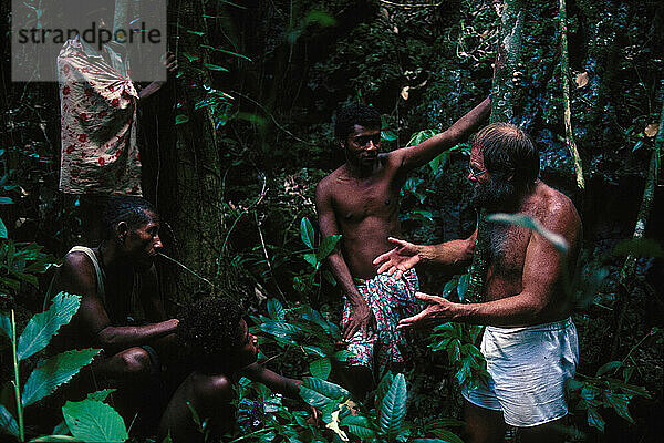 Anthropologen treffen sich mit Dorfbewohnern
