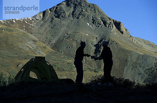 Silhouette von zwei Personen  die auf dem Colorado Trail  Colorado  campen.
