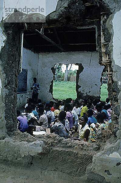 Kinder im Klassenzimmer  Uganda.