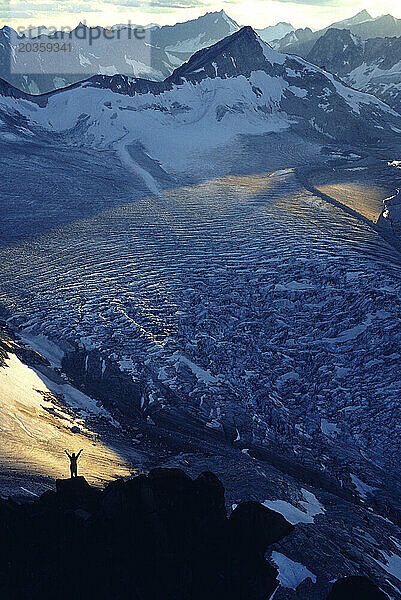 Bergsteiger silhuettiert vor Gletscherhintergrund. Bugaboos  British Columbia.