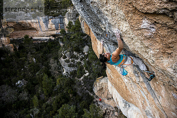 Profikletterin Nina Caprez klettert auf La Reina Mora  9a. Siurana  Spanien.