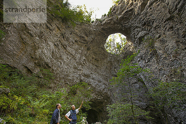 Zwei Entdecker am Grund einer Doline des Cerknica-Sees in der Region Notranjska im slowenischen Karst.