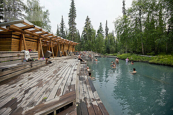 Touristen entspannen sich in Laird Hot Spring  British Columbia  Kanada