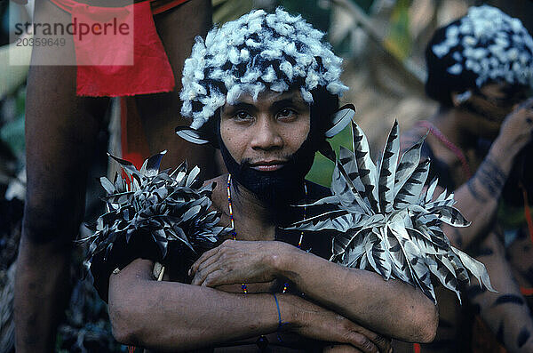 Yanomami-Indianer mit Geierdaunendekoration auf dem Kopf und Federarmbändern  bereit für ein Fest. Im Amazonaswald im Süden Venezuelas.