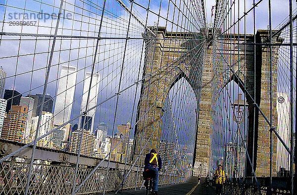 Zwei Personen auf der Brooklyn Bridge  New York City  New York.