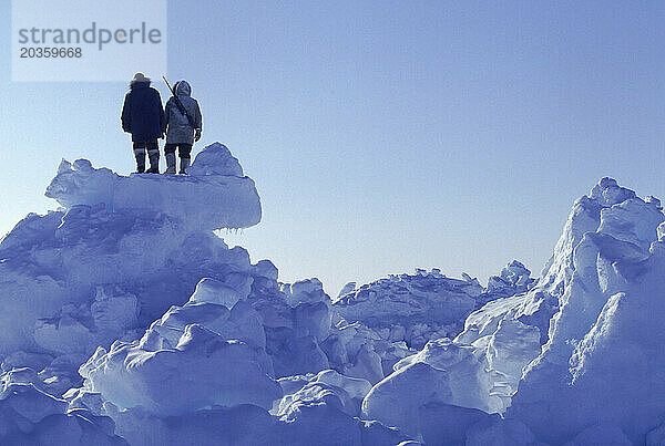 Zwei Jäger suchen nach Eisbären  Nunavut  Kanada