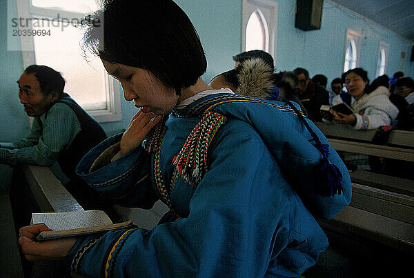 Menschen beten während des Gottesdienstes  Iglu  Nunavut  Kanada