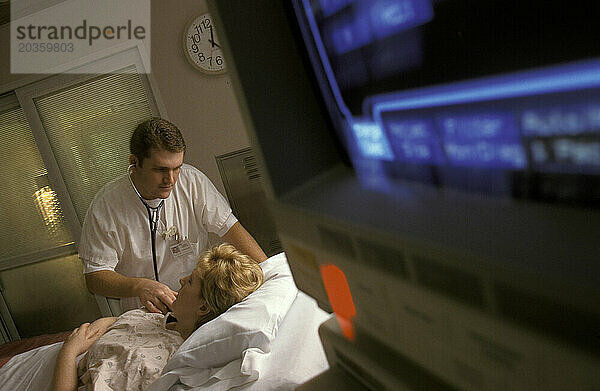 Krankenschwester kümmert sich im Krankenhaus um den Patienten.