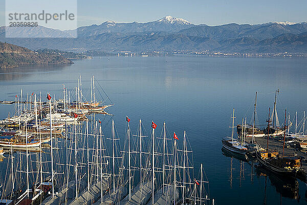 Die Sonne geht in einem ruhigen Hafen von Fethiye  Ägäis  Türkei  auf.