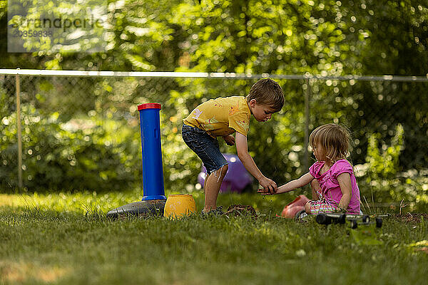 Zwei Kinder haben viel Spaß beim Spielen in ihrem Hinterhof