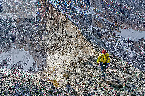 Ein Mann wandert den Arrowhead Peak hinauf. (12387 Fuß) Rocky Mountain National Park  CO.