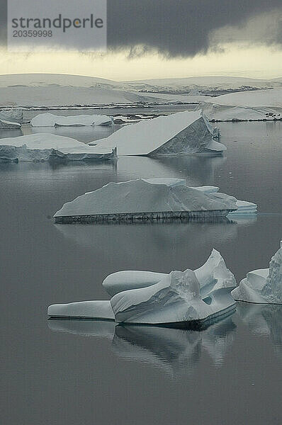 Eisberge liegen im ruhigen Wasser der Plenau Bay an der Westküste der antarktischen Halbinsel  bekannt als Graham Land.