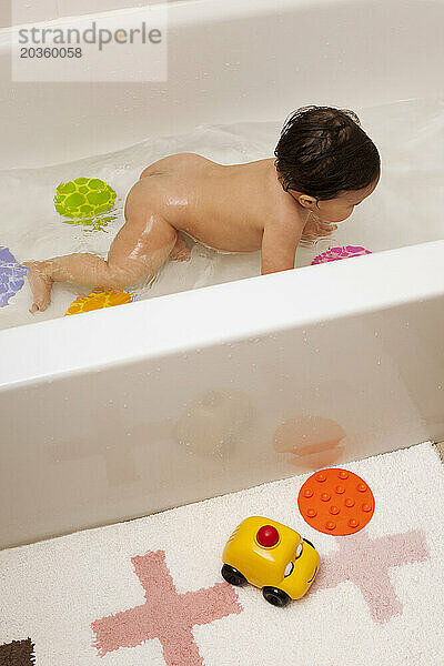 Ein Baby badet in der Wanne in New York  New York.