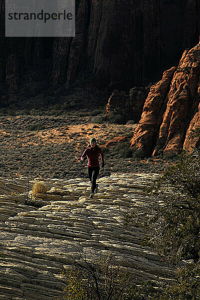 Eine Person beim Trailrunning im Snow Canyon State Park. St. George  Utah.