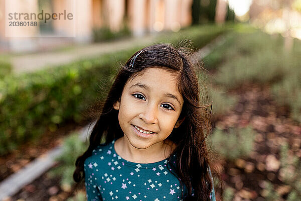 Porträt eines gemischtrassigen sechsjährigen Mädchens in San Diego