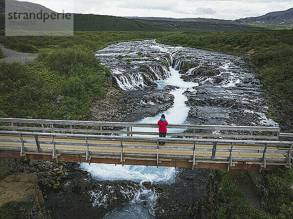Person beobachtet den Brúarárfoss-Wasserfall aus der Luft