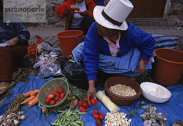 Eine Frau verkauft Gemüse  Pisac-Markt  Peru.