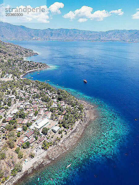 Indonesien Alor - Drohnenansicht der Küste der Insel Pura