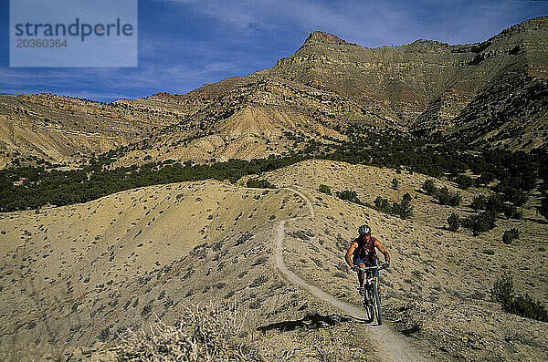 Duffy Hutchins fährt mit seinem Mountainbike durch die Hochwüste außerhalb von Fruita  Colorado.