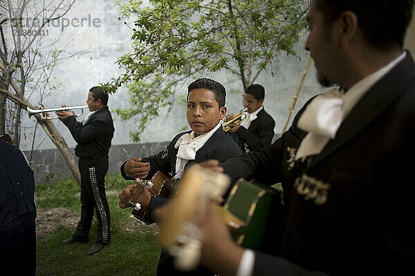 Mariachi-Musiker spielen auf einer Party zum Gedenken an den Tag des Dorfes Santa Cruz in Tepotzotlan