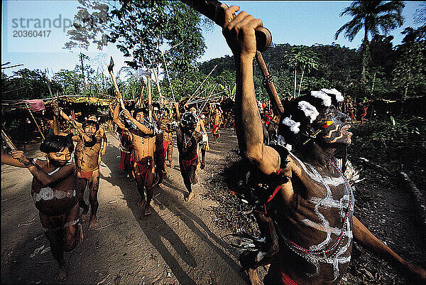 Yanomami-Indianer tanzen zur Vorbereitung auf ein Fest  Venezuela  Südamerika