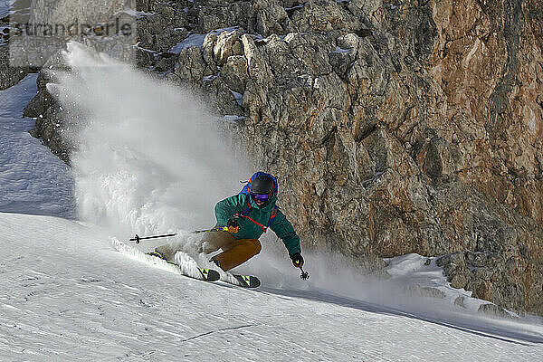 Freeride-Skifahren in Pale di San Martino bei Sonnenaufgang.