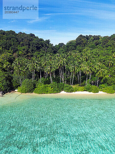 Indonesien Anambas-Inseln - Drohnenansicht Strand der Insel Telaga