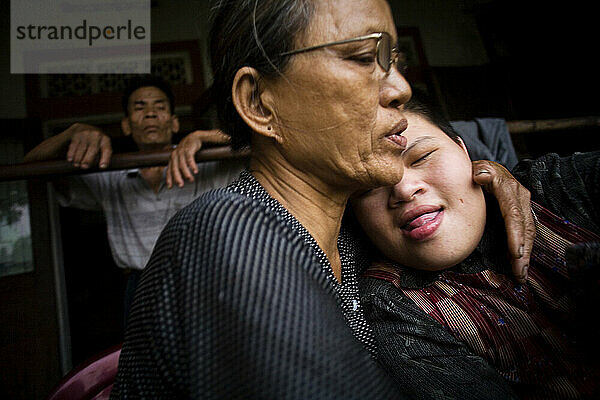 Mutter tröstet Sohn in Dong Ha  Vietnam.