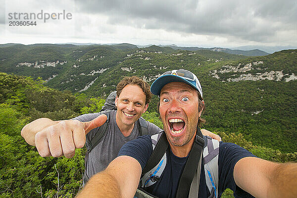 Selfie von zwei glücklichen Bergsteigern  Finale Ligure  Ligurien  Italien