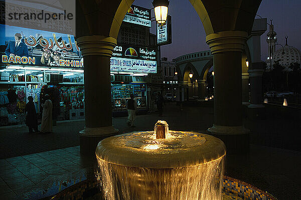 Brunnen in Al-Ain  Vereinigte Arabische Emirate. Dies ist der Geburtsort von Shiek Zayed  daher gibt es hier viele großzügige Umgebungen.