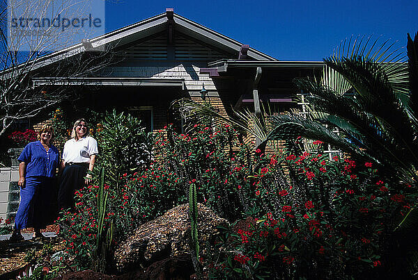 Zertifizierter Garten von Cynthia Serra und Allison Butler mit Dornenkrone und Sago im Vordergrund. Diese Werften sind von Florida Yards and Neighborhoods für die Nutzung von Umwelt zertifiziert