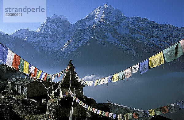 Das erste Tageslicht beleuchtet Kantega und Thamserku vom Mong-La-Pass im nepalesischen Himalaya.