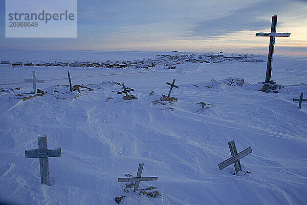 Friedhof mit Blick auf Iglulik  Nunavut  Kanada