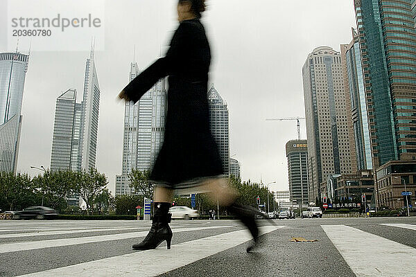Arbeiterin auf ihrem Fußgängerweg  Shanghai  China.